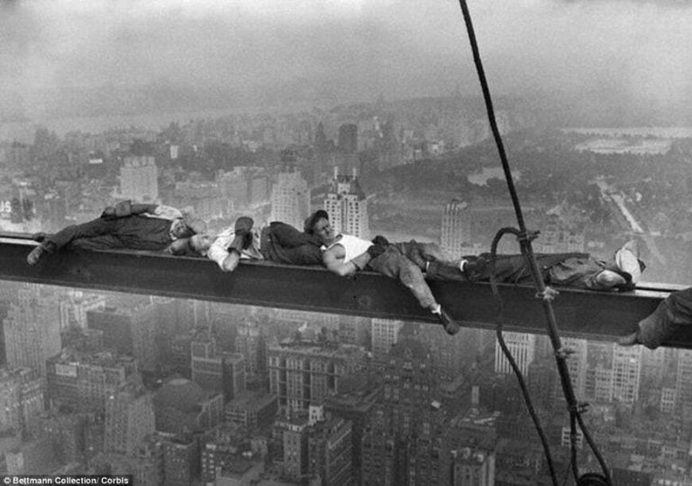 Déjeuner au sommet d'un gratte-ciel, la célèbre photo des ouvriers au